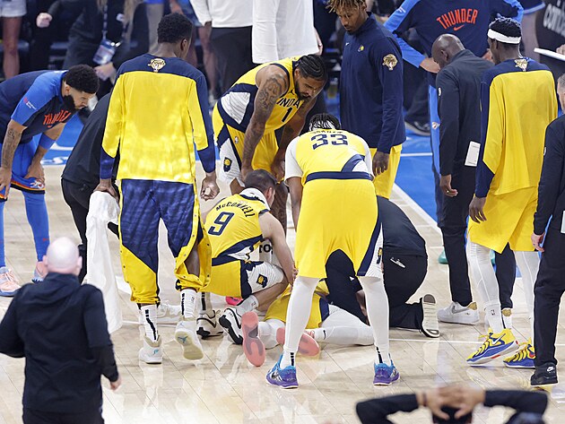 Zrann Tyrese Haliburton z Indiana Pacers je obklopen spoluhri v sedmm...