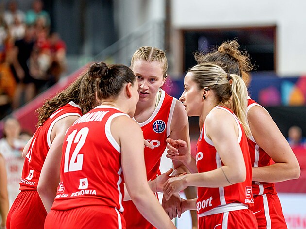 Çek basketbol oyuncuları Portekiz ile maç sırasında tavsiyelerde bulunuyor.