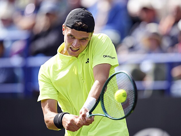 Jakub Menšík, Eastbourne turnuvasının çeyrek finallerinde backhand oynuyor.