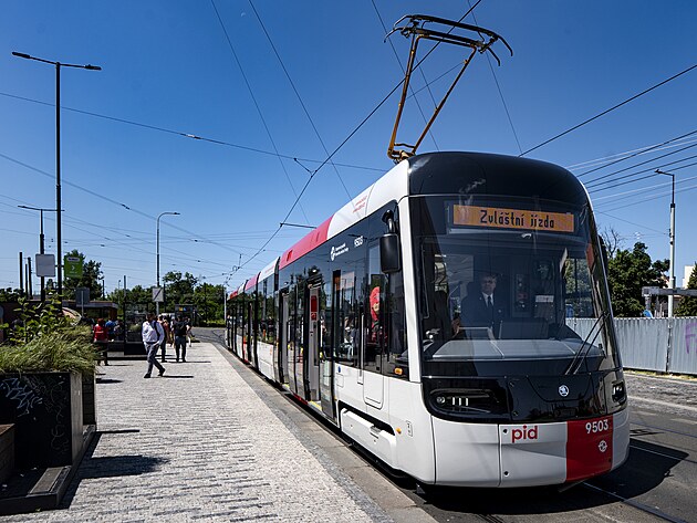 Zahájení zkušebního provozu nové tramvaje Škoda 52T s cestujícími. (20. června...