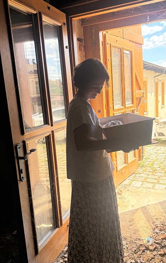 Místostarostka Prahy 8 Vladimíra Ludková s díttem z babyboxu (25. ervna 2025)