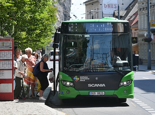 Zelený autobus Dopravy Ústeckého kraje v centru Ústí nad Labem