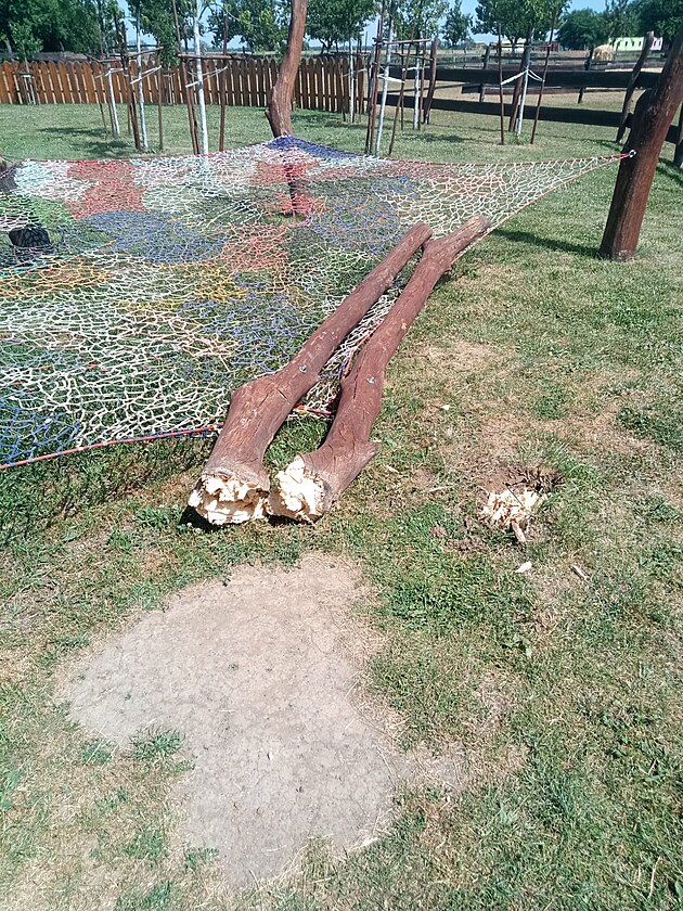 Nosný sloup trampolíny spadl na skupinku dtí. Dv z nich zranil. (24. ervna...