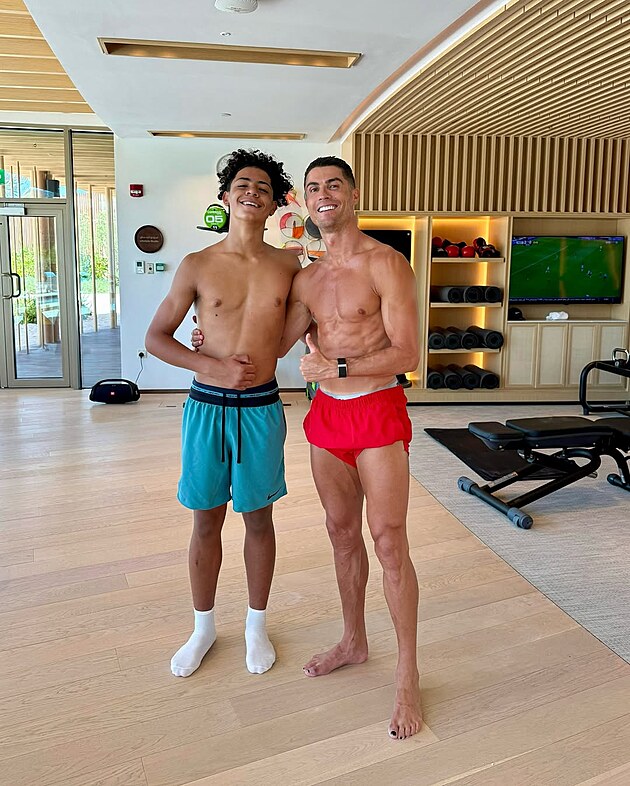 Fotbalista Cristiano Ronaldo se i ve tyiceti letech pyn figurou dvactnka,...