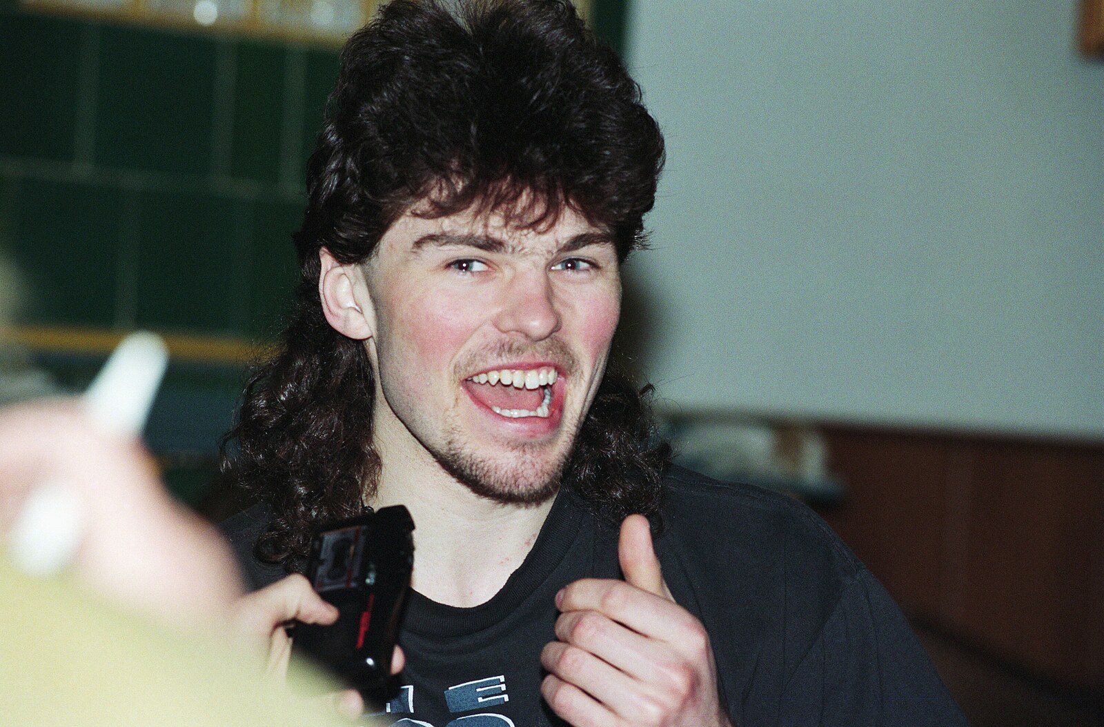 Nový trendy účes na jaro? Řekněte si u kadeřníka o baby mullet. Vrací se na led i do Hollywoodu