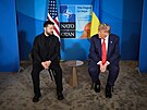 Americký prezident Donald Trump a ukrajinský prezident Volodymyr Zelenskyj na...
