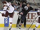 Ale Hemský (vpravo) z Edmontonu a Ed Jovanovski  z Phoenixu po vzájemné sráce.