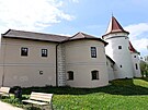 Hrad nebo zámek? V p�ípad� mohutného opevn�ného sídla v Ke�maroku platí spí� to...