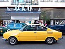 Automobilový sraz u slavného pra�ského kina Oko