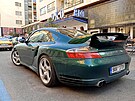 Automobilový sraz u slavného pra�ského kina Oko