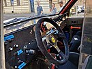 Automobilový sraz u slavného pra�ského kina Oko
