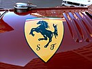 Automobilový sraz u slavného pra�ského kina Oko
