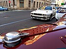 Automobilový sraz u slavného pra�ského kina Oko