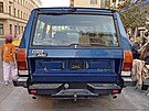 Automobilový sraz u slavného pra�ského kina Oko