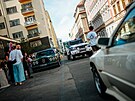 Automobilový sraz u slavného pra�ského kina Oko