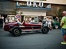 Automobilový sraz u slavného pra�ského kina Oko