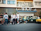 Automobilový sraz u slavného pra�ského kina Oko