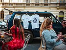 Automobilový sraz u slavného pra�ského kina Oko