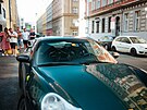 Automobilový sraz u slavného pra�ského kina Oko