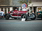 Automobilový sraz u slavného pra�ského kina Oko