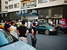 Automobilový sraz u slavného pra�ského kina Oko