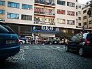 Automobilový sraz u slavného pra�ského kina Oko