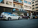 Automobilový sraz u slavného pra�ského kina Oko