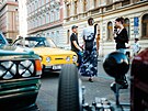 Automobilový sraz u slavného pra�ského kina Oko