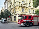 Sloky IZS zasahuj v ulici Lublask na Praze 2 po pdu nezletilho z okna v...