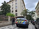 Sloky IZS zasahuj v ulici Lublask na Praze 2 po pdu nezletilho z okna v...