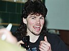 Hokejový útoník Jaromír Jágr s úsmvem poskytuje rozhovor (duben 1994)