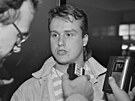 Hokejový útoník Martin Straka bhem výluky v sezon NHL 1994/95 picestoval do...