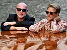 Návrhá Domenico Dolce (vlevo) pijídí do italských Benátek ped svatbou Jeffa...