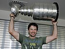 Historický okamik pro brnnské fanouky: Petr Sýkora pivezl Stanley Cup.