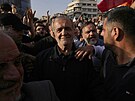 Íránský prezident Masúd Peze�kján se v Teheránu ú�astí protestu po amerických...