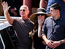 Miliardá Jeff Bezos a novináka Lauren Sanchezová bhem tetího dne...