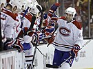 Roman Hamrlík slaví se spoluhrái z Montrealu Canadiens.