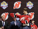 Pavel Zacha obléká dres New Jersey, které si eského hokejistu vybralo v draftu...