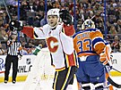 Michael Frolík z Calgary slaví gól proti Edmontonu.