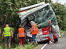 Hasii vyjeli k dopravn nehod autobusu, kter narazil do stromu. (23. ervna...