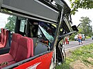 Hasii vyjeli k dopravn nehod autobusu, kter narazil do stromu. (23. ervna...