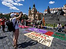 Nkolik destek lid na Staromstskm nmst v Praze protestovalo proti...