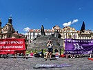 Nkolik destek lid na Staromstskm nmst v Praze protestovalo proti...
