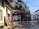 Ve stodole ve Straov vyhoel sklad olej. (26. ervna 2025)