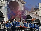 Protesty bhem tetího dne své svatby Jeffa Bezose a Lauren Sanchezové v...