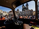 Praha slav 100 let provozu autobus. Slavnostn prvod historickch autobus...