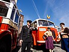 Praha slav 100 let provozu autobus. Slavnostn prvod historickch autobus...