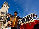 Praha slav 100 let provozu autobus. Slavnostn prvod historickch autobus...