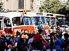Praha slav 100 let provozu autobus. Slavnostn prvod historickch autobus...