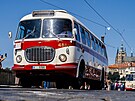 Praha slav 100 let provozu autobus. Slavnostn prvod historickch autobus...